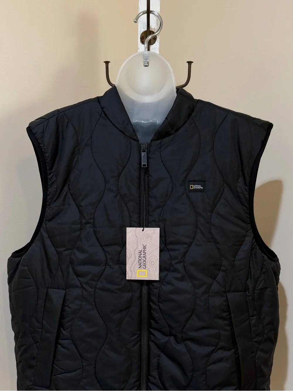 NEW NATIONAL GEOGRAPHIC FROM DISNEY PARKS FULL ZIP VEST IN BLACK SIZE LARGE